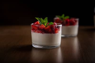 Set panna cotta served with fresh strawberries